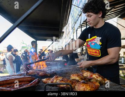 Toronto, Kanada. Juni 2025. Während des Toronto Ribfests 2025 in Toronto, Kanada, am 29. Juni 2025, bürstet ein Koch Rippchen mit Barbecue-Sauce. Hier findet vom 28. Juni bis zum 1. Juli das jährliche Fleischliebesfest statt. Quelle: Zou Zheng/Xinhua/Alamy Live News Stockfoto