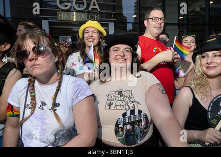 Toronto, Kanada. Juni 2025. Tausende treffen sich zur 44. Jährlichen Pride Parade in Toronto, der größten Feier in Kanada, obwohl die Organisatoren mit einer Finanzierungslücke in Höhe von 900.000 US-Dollar konfrontiert sind, da einige Sponsoren wie Google, Nissan, Home Depot und Clorox am 29. Juni 2025 in Toronto, Ontario, Kanada, ausscheiden (Foto: Laura Brett/SIPA USA) Credit: SIPA USA/Alamy Live News Stockfoto