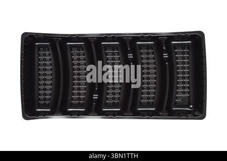 Es handelt sich um einen schwarzen Kunststoffbehälter, der auf weiß isoliert ist. Stockfoto