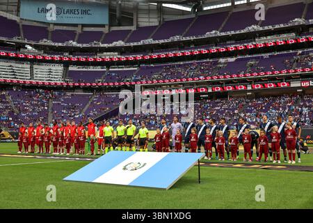 Minneapolis, MN, USA. Juni 2025. Die Spieler stellen sich vor einem Viertelfinalspiel des CONCACAF Gold Cup zwischen Kanada und Guatemala im US Bank Stadium in Minneapolis, MN. Steven Garcia-CSM/Alamy Live News Stockfoto