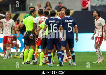 Minneapolis, MN, USA. Juni 2025. Die Spieler aus Kanada und Guatemala kämpfen während eines Viertelfinalspiels des CONCACAF Gold Cup zwischen Kanada und Guatemala im US Bank Stadium in Minneapolis, MN. Steven Garcia-CSM/Alamy Live News Stockfoto