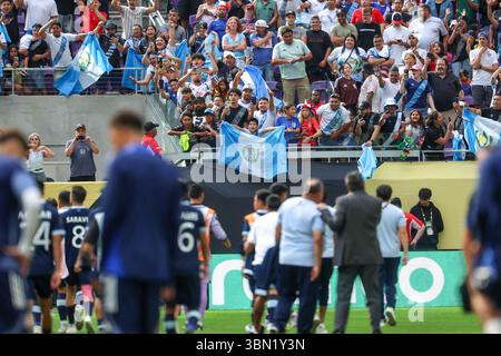 Minneapolis, MN, USA. Juni 2025. Guatemala-Fans reagieren darauf, nachdem Guatemala im US Bank Stadium in Minneapolis, MN, ein Viertelfinalspiel des CONCACAF Gold Cup zwischen Kanada und Guatemala gewonnen hat. Steven Garcia-CSM/Alamy Live News Stockfoto