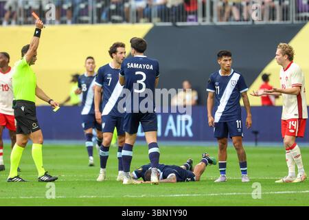 Minneapolis, MN, USA. Juni 2025. Der kanadische Stürmer Jacob Shaffelburg (14) erhält eine rote Karte während eines Viertelfinalspiels des CONCACAF Gold Cup zwischen Kanada und Guatemala im US Bank Stadium in Minneapolis, MN. Steven Garcia-CSM/Alamy Live News Stockfoto
