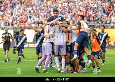Minneapolis, MN, USA. Juni 2025. Guatemala reagiert auf den Sieg im Elfmeterschießen nach einem Viertelfinalspiel des CONCACAF Gold Cup zwischen Kanada und Guatemala im US Bank Stadium in Minneapolis, MN. Steven Garcia-CSM/Alamy Live News Stockfoto