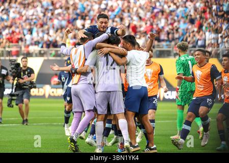 Minneapolis, MN, USA. Juni 2025. Guatemala reagiert auf den Sieg im Elfmeterschießen nach einem Viertelfinalspiel des CONCACAF Gold Cup zwischen Kanada und Guatemala im US Bank Stadium in Minneapolis, MN. Steven Garcia-CSM/Alamy Live News Stockfoto
