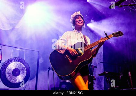 Manchester, Großbritannien. Juni 2025. Michelle Zauner (Lead Vocals, Gitarrist) von Japanese Breakfast tritt während des Konzerts live auf der Bühne auf. Michelle Zauner (Lead Vocals, Gitarrist) von Japanese Breakfast mit Craig Hendrix (Schlagzeug, Percussion, Background Vocals), Lauren Baba (Violine, Keyboards, Percussion, Backing Vocals) und Adam Schatz (Saxophon, Keyboards, Percussion, Backing Vocals) traten im Rahmen ihrer - The Melancholy Tour an der Manchester Academy UK auf. Quelle: SOPA Images Limited/Alamy Live News Stockfoto