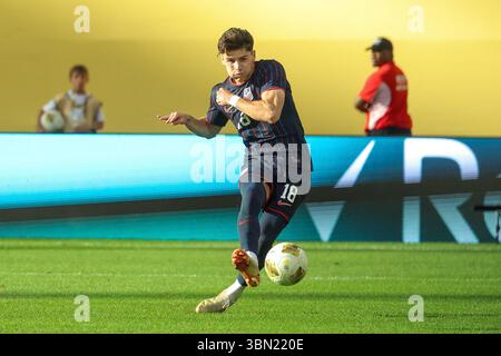 Minneapolis, MN, USA. Juni 2025. Der US-amerikanische Mittelfeldspieler Max Arfsten (18) tritt im US Bank Stadium in Minneapolis, MN, im Viertelfinale des CONCACAF Gold Cup den Ball um ein Tor. Steven Garcia-CSM/Alamy Live News Stockfoto