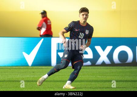 Minneapolis, MN, USA. Juni 2025. Der US-Mittelfeldspieler Max Arfsten (18) beobachtet, wie der Ball bei einem Viertelfinalspiel des CONCACAF Gold Cup zwischen den USA und Costa Rica im US Bank Stadium in Minneapolis, MN, zum Tor kommt. Steven Garcia-CSM/Alamy Live News Stockfoto
