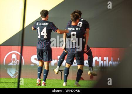 Minneapolis, MN, USA. Juni 2025. Der US-amerikanische Mittelfeldspieler Max Arfsten (18) feiert ein Tor in der zweiten Halbzeit während eines Viertelfinalspiels des CONCACAF Gold Cup zwischen den USA und Costa Rica im US Bank Stadium in Minneapolis, MN. Steven Garcia-CSM/Alamy Live News Stockfoto