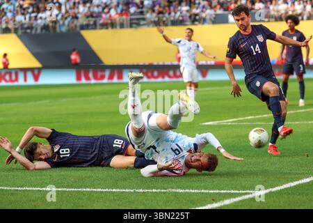 Minneapolis, MN, USA. Juni 2025. Kenneth Vargas (19), der von dem US-amerikanischen Mittelfeldspieler Max Arfsten (18) verteidigt wurde, fällt während eines Viertelfinalspiels des CONCACAF Gold Cup zwischen den USA und Costa Rica im US Bank Stadium in Minneapolis, MN. Steven Garcia-CSM/Alamy Live News Stockfoto