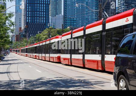 Straßenbahnstau: Straßenbahnen fahren in der Innenstadt von Toronto zurück. Der Marsch war das Ergebnis der Pride-Parade der Stadt. Stockfoto