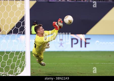 Minneapolis, Minnesota, USA. Juni 2025. US-Torhüter MATTHEW FREESE (25) macht ein Tauchen sparen. Die Vereinigten Staaten und Costa Rica traten am Sonntag, den 29. Juni 2025, im US Bank Stadium in Minneapolis Minnesota im CONCACAF-Viertelfinale der Männer auf. Die Vereinigten Staaten siegten im Elfmeterschießen. (Kreditbild: © Michael Turner/ZUMA Press Wire) NUR REDAKTIONELLE VERWENDUNG! Nicht für kommerzielle ZWECKE! Stockfoto
