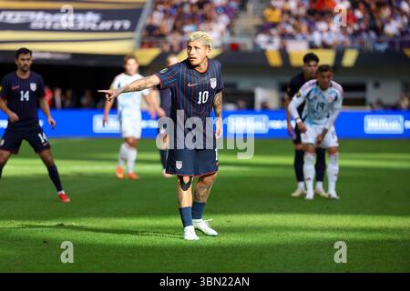 Minneapolis, Minnesota, USA. Juni 2025. Der US-amerikanische Mittelfeldspieler DIEGO LUNA (10) weist darauf hin, wohin der Ball gehen sollte. Die Vereinigten Staaten und Costa Rica traten am Sonntag, den 29. Juni 2025, im US Bank Stadium in Minneapolis Minnesota im CONCACAF-Viertelfinale der Männer auf. Die Vereinigten Staaten siegten im Elfmeterschießen. (Kreditbild: © Michael Turner/ZUMA Press Wire) NUR REDAKTIONELLE VERWENDUNG! Nicht für kommerzielle ZWECKE! Stockfoto