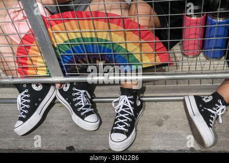 Toronto, Kanada. Juni 2025. Tausende treffen sich zur 44. Jährlichen Pride Parade in Toronto, der größten Feier in Kanada, obwohl die Organisatoren mit einer Finanzierungslücke in Höhe von 900.000 US-Dollar konfrontiert sind, da einige Sponsoren wie Google, Nissan, Home Depot und Clorox am 29. Juni 2025 in Toronto, Ontario, Kanada, ausscheiden (Foto: Laura Brett/SIPA USA) Credit: SIPA USA/Alamy Live News Stockfoto