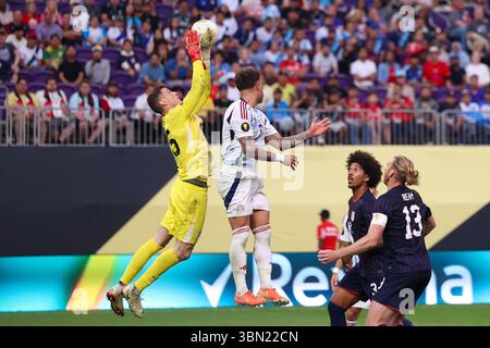 Minneapolis, Minnesota, USA. Juni 2025. US-Torhüter MATTHEW FREESE (25) macht einen Sprung. Die Vereinigten Staaten und Costa Rica traten am Sonntag, den 29. Juni 2025, im US Bank Stadium in Minneapolis Minnesota im CONCACAF-Viertelfinale der Männer auf. Die Vereinigten Staaten siegten im Elfmeterschießen. (Kreditbild: © Michael Turner/ZUMA Press Wire) NUR REDAKTIONELLE VERWENDUNG! Nicht für kommerzielle ZWECKE! Stockfoto