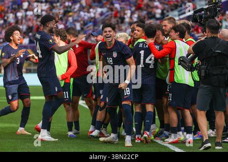 Minneapolis, Minnesota, USA. Juni 2025. Spieler aus den Vereinigten Staaten feiern, nachdem sie das Spiel mit 1:1 gekoppelt haben. Die Vereinigten Staaten und Costa Rica traten am Sonntag, den 29. Juni 2025, im US Bank Stadium in Minneapolis Minnesota im CONCACAF-Viertelfinale der Männer auf. Die Vereinigten Staaten siegten im Elfmeterschießen. (Kreditbild: © Michael Turner/ZUMA Press Wire) NUR REDAKTIONELLE VERWENDUNG! Nicht für kommerzielle ZWECKE! Stockfoto