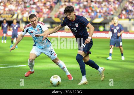 Minneapolis, Minnesota, USA. Juni 2025. Der US-Mittelfeldspieler MAX ARFSTEN (18) will bestehen. Die Vereinigten Staaten und Costa Rica traten am Sonntag, den 29. Juni 2025, im US Bank Stadium in Minneapolis Minnesota im CONCACAF-Viertelfinale der Männer auf. Die Vereinigten Staaten siegten im Elfmeterschießen. (Kreditbild: © Michael Turner/ZUMA Press Wire) NUR REDAKTIONELLE VERWENDUNG! Nicht für kommerzielle ZWECKE! Stockfoto