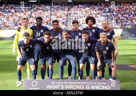 Minneapolis, Minnesota, USA. Juni 2025. Spieler aus den Vereinigten Staaten stellen sich vor dem Spiel für ein Foto an. Die Vereinigten Staaten und Costa Rica traten am Sonntag, den 29. Juni 2025, im US Bank Stadium in Minneapolis Minnesota im CONCACAF-Viertelfinale der Männer auf. Die Vereinigten Staaten siegten im Elfmeterschießen. (Kreditbild: © Michael Turner/ZUMA Press Wire) NUR REDAKTIONELLE VERWENDUNG! Nicht für kommerzielle ZWECKE! Stockfoto