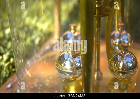 Uhrenmaschine und Rahmen aus Gold-Metall Stockfoto