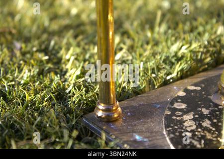 Uhrenmaschine und Rahmen aus Gold-Metall Stockfoto