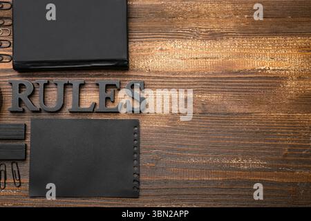 WORTREGELN mit Notizbüchern auf hölzernem Hintergrund Stockfoto