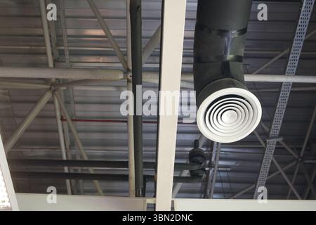 Lüftungssystem im modernen Industriebauinnenraum Stockfoto