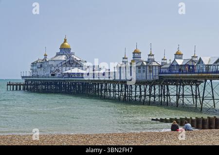 Strand und Pier in Eastbourne, Seebad am Ärmelkanal, im County East Sussex, England, Großbritannien Stockfoto