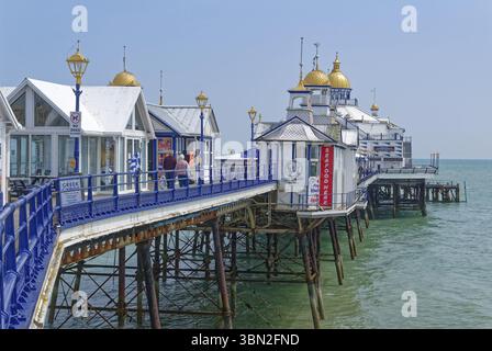 Strand und Pier in Eastbourne, Seebad am Ärmelkanal, im County East Sussex, England, Großbritannien Stockfoto