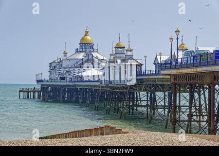 Strand und Pier in Eastbourne, Seebad am Ärmelkanal, im County East Sussex, England, Großbritannien Stockfoto