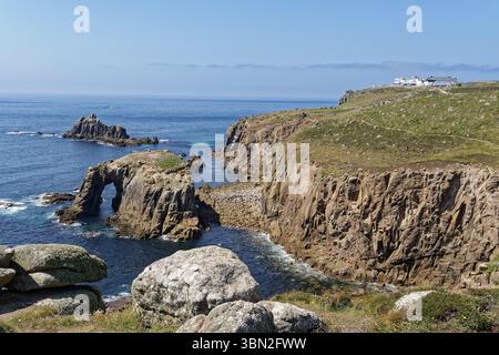Felsformation und Felstor vor der Westküste Englands im Atlantik. Land's End, die Spitze der Landzunge im Westen von Cornwall, ist das Stockfoto