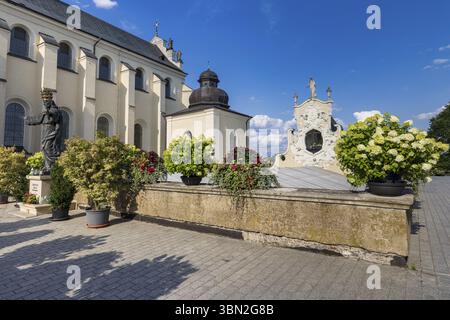 Polen, Tschenstochau - 19. Juli 2023: Schwarze Christusstatue mit drei Kronen im Kloster und der Kirche Jasna Gora. Polnische katholische Pilgerreise si Stockfoto