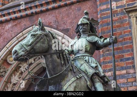 Bremen, Deutschland - 13. November 2022: Ritterskulptur vor dem alten Rathaus von Bremen in der Freie Hansestadt Bremen in Deutschland Stockfoto