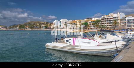 Marina von Puerto de Pollensa, Pollensa, Comarca Sierra de Tramuntana, Bucht von Pollensa, Mittelmeer, Mallorca, Islas Baleares, Spanien, Europa Stockfoto