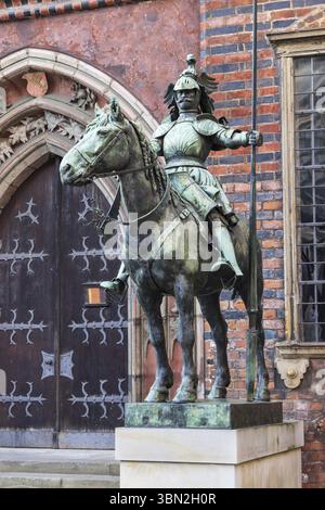 Bremen, Deutschland - 13. November 2022: Ritterskulptur vor dem alten Rathaus von Bremen in der Freie Hansestadt Bremen in Deutschland Stockfoto