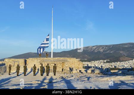 Athen, Griechenland: 24. September 2021: Zeremonie der griechischen Flagge an der Akropolis-Stätte während der blauen Stunde direkt nach Sonnenuntergang in Athen in Griechenland Stockfoto
