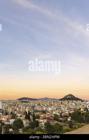 Blick vom Hügel der Akropolis an einem sonnigen Abend bei Sonnenuntergang in Athen, Griechenland Stockfoto