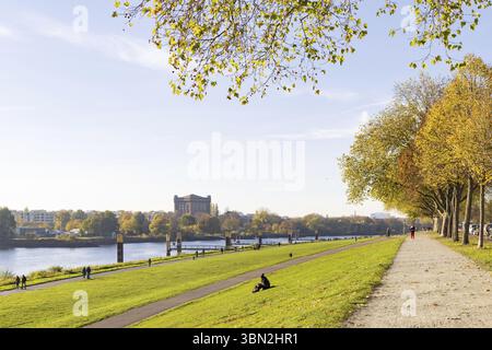 Bremen, Deutschland - 13. November 2022: Stadtbild von Bremen mit altem Wasserturm entlang der Weser im Bundesstaat Freie Hansestadt Bremen in Deutschland Stockfoto