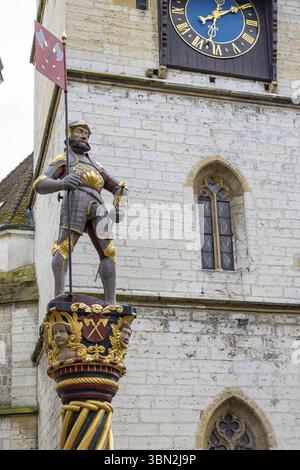 Burgdorf, Schweiz - 16. Mai 2023: Soldatenstatue und Brunnen in der Altstadt des Dorfes Burgdorf, Kanton Bern in der Schweiz während der bewölkten da Stockfoto
