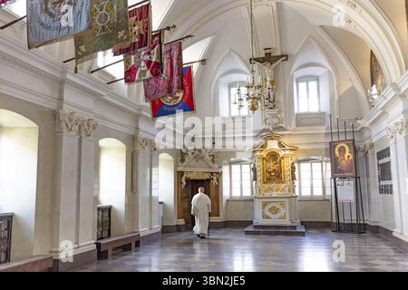 Tschenstochau, Polen - 19. Juli 2023: Mönch in Jasna Gora befestigte Kloster und Kirche. Polnische katholische Wallfahrtsstätte mit der Schwarzen Madonna Wundertat Stockfoto