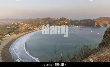 Panoramablick von der Christus-der-Barmherzigkeit auf einer Klippe über der Bucht von San Juan del Sur in Nicaragua Stockfoto