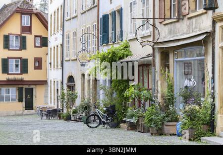 Burgdorf, Schweiz - 16. Mai 2023: Altstadt mit Blumentöpfen und Kletterpflanzen im Dorf Burgdorf, Kanton Bern in der Schweiz bei bewölktem Tag Stockfoto