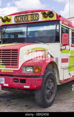 Juilgalpa, Nicaragua - 13. März 2024: Farbenfroher amerikanischer Schulbus in der Hauptstadt Juilgalpa, Abteilung Chontales von Nicaragua Stockfoto