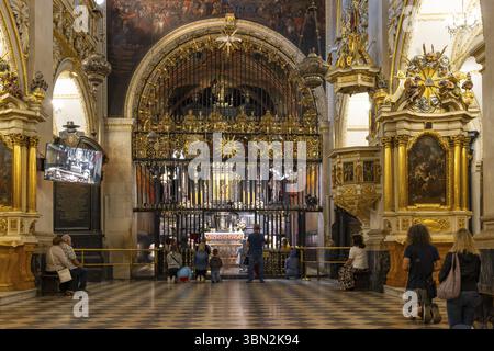 Czestochowa, Polen – 19. Juli 2023: Hauptaltar mit der wundertätigen Ikone der Schwarzen Madonna im Kloster und der Kirche Jasna Gora. Polnische katholische Pilgr Stockfoto