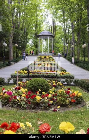 Polanica Zdroj, Polen, 16. Juli 2023: Park Zdrojowy W Polanicy-Zdroju in der Stadt Polanica Zdroj im Kreis Klodzko, Woiwodschaft Niederschlesien im Westen Stockfoto