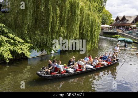 Burg, Deutschland - 22. Juli 2023: Fahrt mit traditionellem Kesselboot im Spreewald Venedig zwischen Dresden und Berlin im brandenburgischen Bundesstaat GE Stockfoto