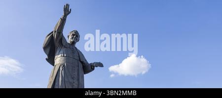 Polen, Tschenstochau - 19. Juli 2023: Statue des polnischen Papstes Johannes Paul II. In der Festung Jasna Gora. Polnische katholische Wallfahrtsstätte Stockfoto