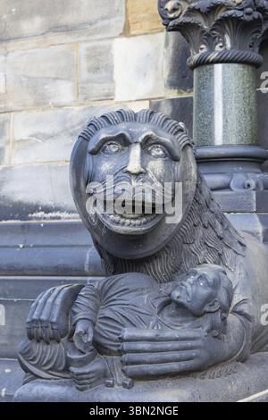 Bremen, Deutschland - 13. November 2022: Nahaufnahme einer Löwenskulptur, die den Mann vor dem Dom von Bremen in der Freie Hansestadt Bremen hält Stockfoto