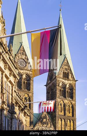 Bremen, Deutschland - 13. November 2022: Bremer Dom und Rathaus mit deutscher Flagge in der Freie Hansestadt Bremen Stockfoto