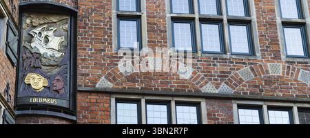 Bremen, Deutschland - 13. November 2022: Glockenspiel-Haus mit Kutsche und rotierenden Porträts berühmter Persönlichkeiten läuten dreimal täglich in Bremen in G Stockfoto