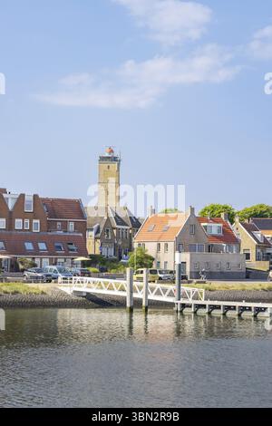 Terschelling, Niederlande - 11. Juni 2023: Stadtbild West-Terschelling mit Leuchtturm Brandaris auf der Insel Wadden Terschelling in Friesland Provin Stockfoto